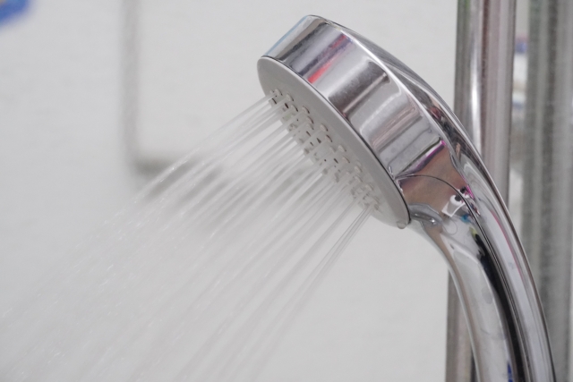 お風呂とシャワーってどっちが経済的なの 節水型シャワーで節約も 水漏れ つまり水道修理 ひまわり水道設備 24時間 足立区 葛飾区 江戸川区