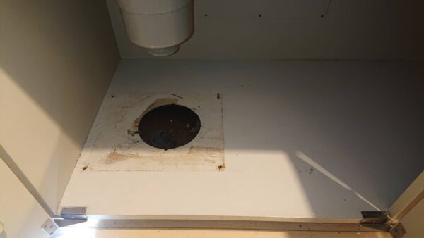千葉市中央区 キッチン床板 張り替え 排水ホース・防臭パッキン交換