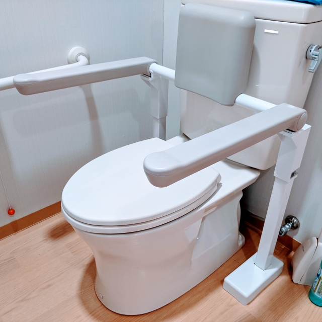 介護トイレのリフォームはどんな方法がある？手摺り設置、段差解消、床材など (1)