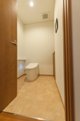 介護トイレのリフォームはどんな方法がある？手摺り設置、段差解消、床材など