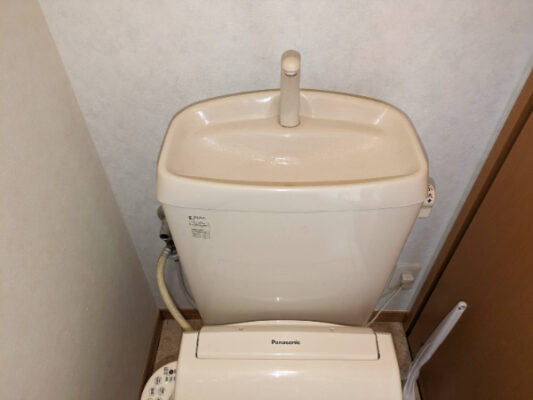 交換後のトイレタンク外観
