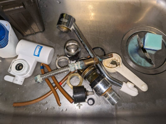 取り外した旧水栓部品の一式