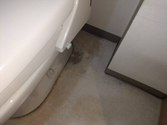 千葉市トイレクッションフロア交換_施工前のシミ2