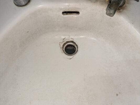 船橋市トイレ洗面_施工中_排水栓撤去