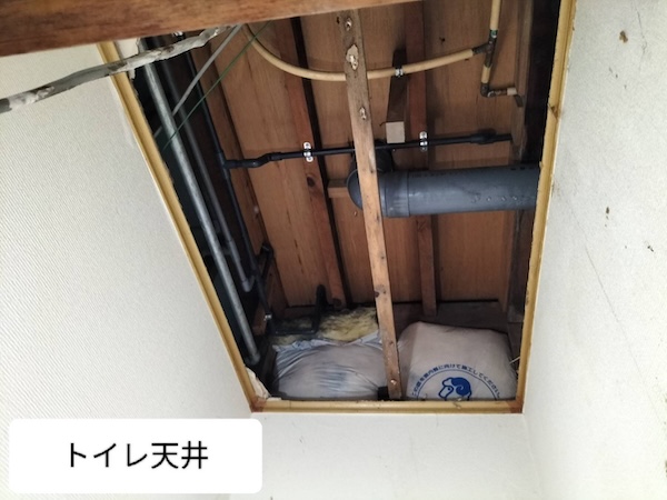 江戸川区-銅管ピンホールによる階下漏水-トイレ天井