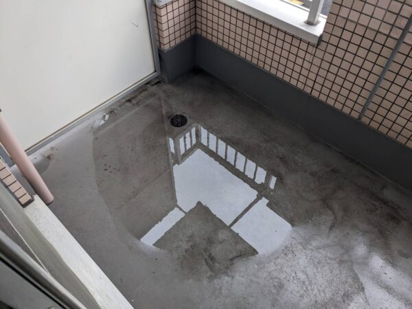 江戸川区-ベランダ排水口の詰まり-施工前