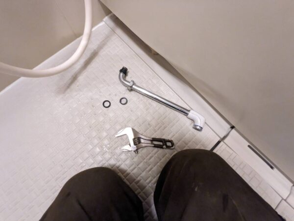 江戸川区南葛西-浴室水栓スパウト水漏れ-施工中