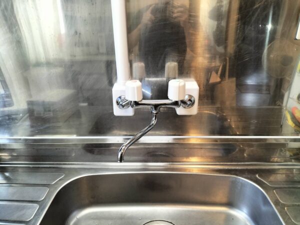 江戸川区春江町キッチン2ハンドル水栓からシングルレバー水栓へ交換-施工前