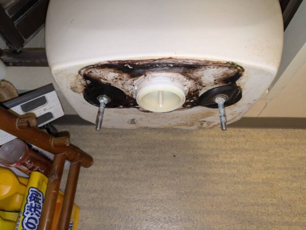 トイレタンク取り外し