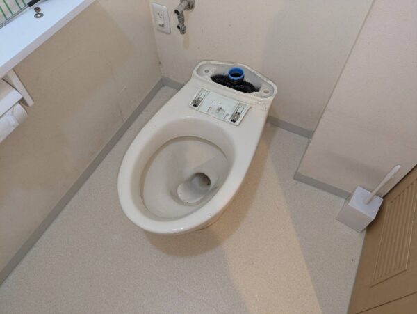 千葉市中央区都町 -便器に尿トイパッド落下流してしまう-便器脱着取り出し-下部分