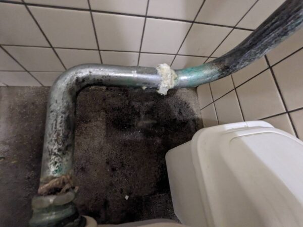 江戸川区-トイレ洗浄管水漏れ修-施工前