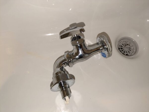 東船橋ー洗濯水栓かさ上げ水栓に変更 ー洗濯機大きすぎて防水パンに収まらず-水栓取り外し