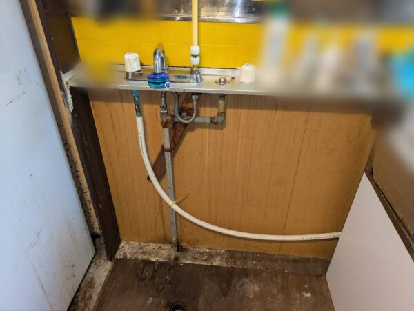 浦安市富士見-キッチン混合水栓交換工事-キッチン脱着、配管切り回し-施工中
