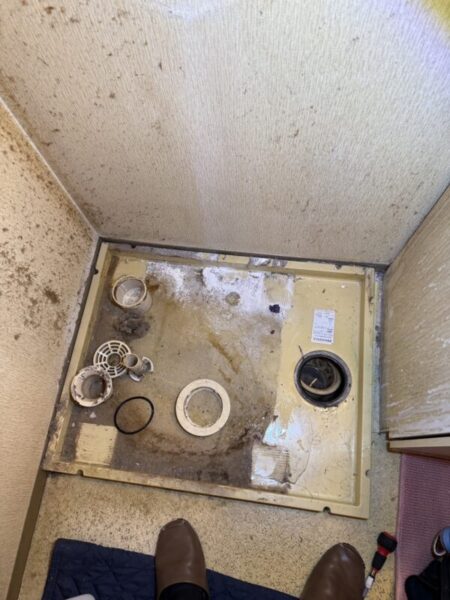 江戸川区瑞江-防水パン交換-トラップ外したところ